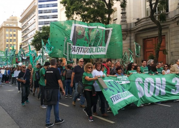Columna Partido Solidario marchando a Plaza de Mayo