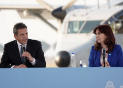Sergio Massa y Cristina Fernández de Kirchner en acto de repatriación de avion de los Vuelos de la Muerte