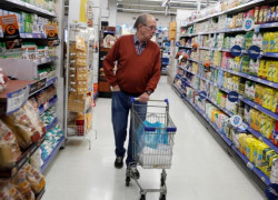 Adulto mayor comprando en el supermercado