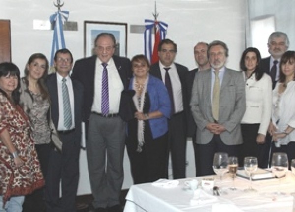 Con el embajador de Cuba