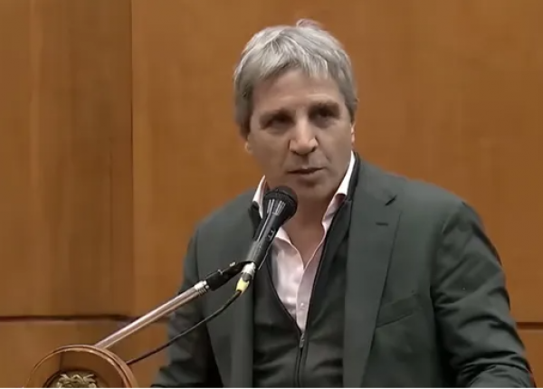 Luis Toto Caputo en atril