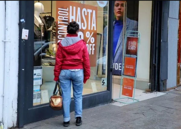 Mujer mirando ofertas