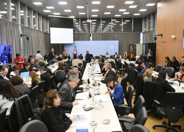 Diputados en reunión de comisión