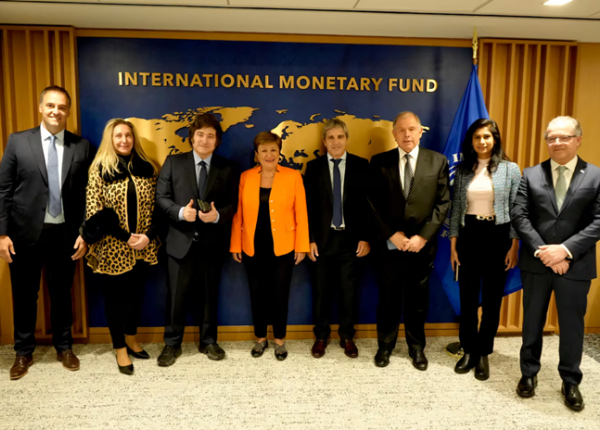 Milei con su equipo y el equipo del FMI