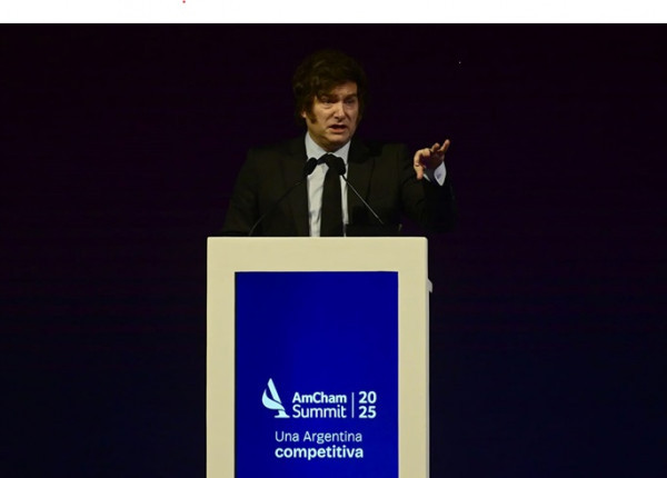 Javier Milei en atril en AmCham