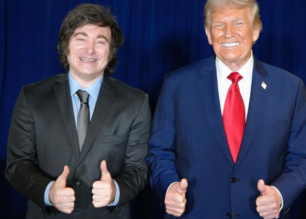 Javier Milei y Donald Trump levantando los pulgares