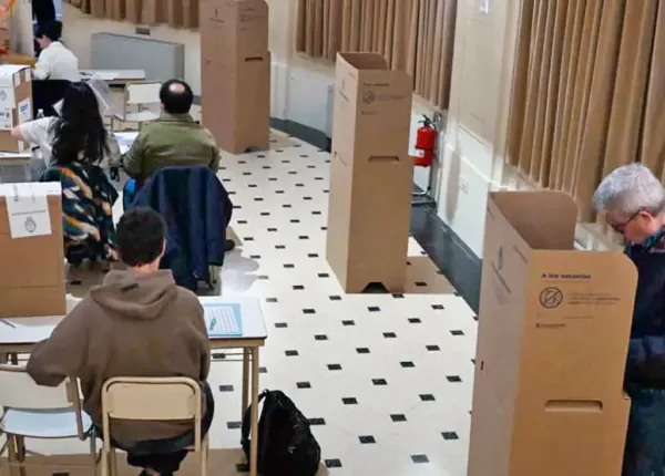 Hombre votando con boleta única papel