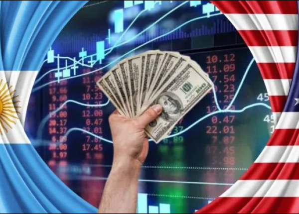 Dólares entre banderas de Argentina y de Estados Unidos