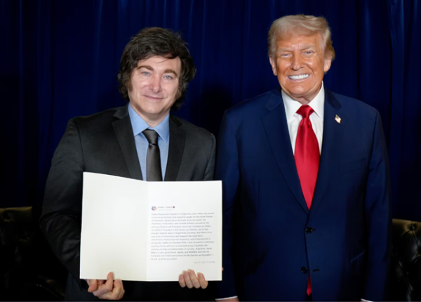 Javier Milei y Donald Trump posando con tuit