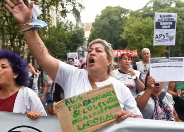 Mujeres protestando en marcha por reforma laboral