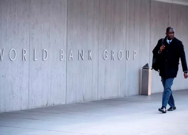 Hombre caminando delante de fachada del Banco Mundial