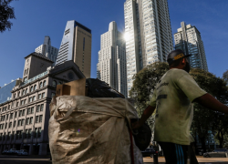 Cartonero tirando de su carro en el bajo porteño