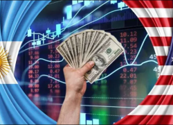 Dólares entre banderas de Argentina y de Estados Unidos