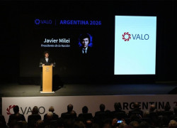 Javier Milei en acto en atril