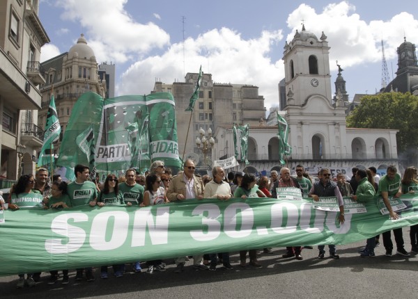 Columna del Partido Solidario entrando a la Plaza