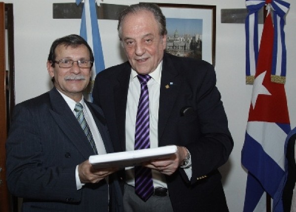 Con el embajador de Cuba