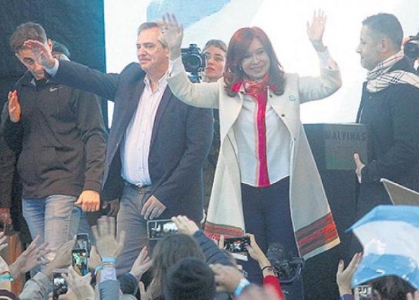 Alberto Fernandez y Cristina Fernandez de Kirchner en escenario