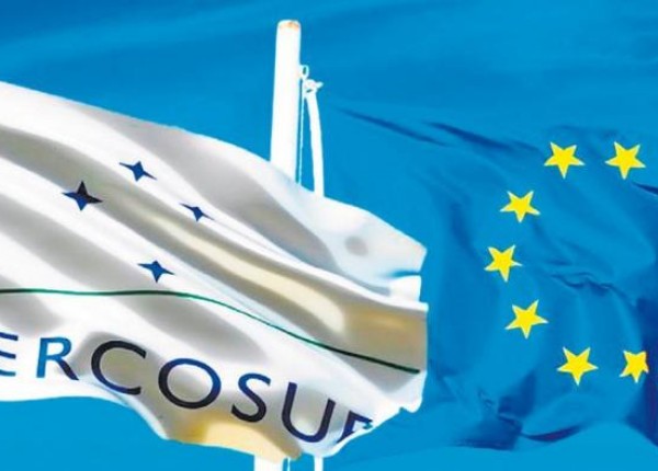 Banderas del Mercosur y de la Unión Europea