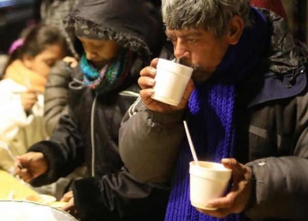 Persona en situacion de calle tomando sopa