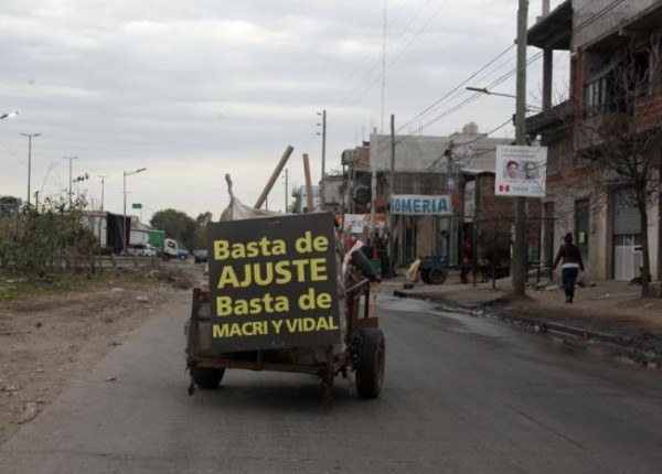 Carro con cartel contra Macri y Vidal