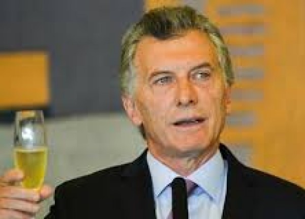 Macri alzando copa de champagne