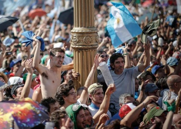 Multitud en Plaza De Mayo asunción Alberto y CFK