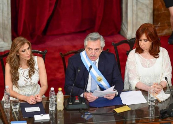 Alberto y Cristina en Asamblea Legislativa