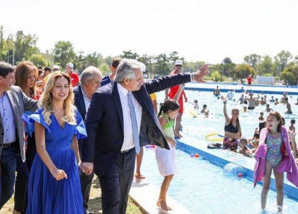 Alberto y Fabiola en colonia de vacaciones con niños