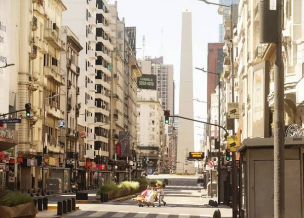 Avenida Corrientes desierta en cuarentena