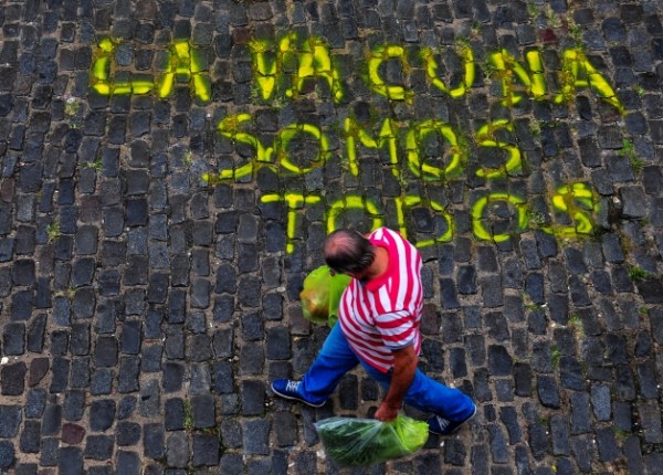 Pintada con leyenda "La vacuna somos todos"