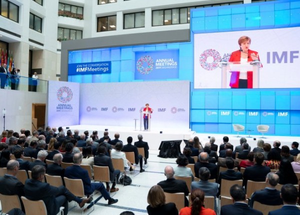 Kristalina Georgieva en atril del FMI