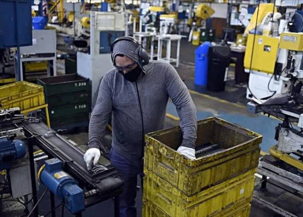 Trabajador en Pyme con barbijo