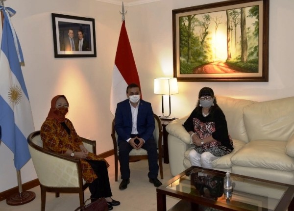 Perie con el gobernador y la embajadora de Indonesia