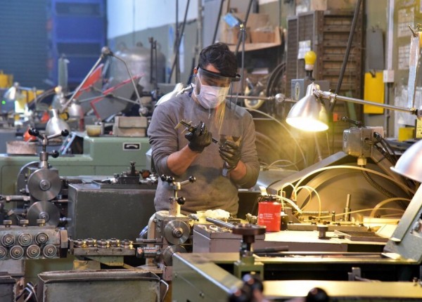 Obrero en una industria