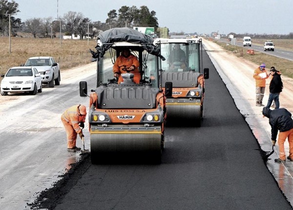 Máquina vial asfaltando