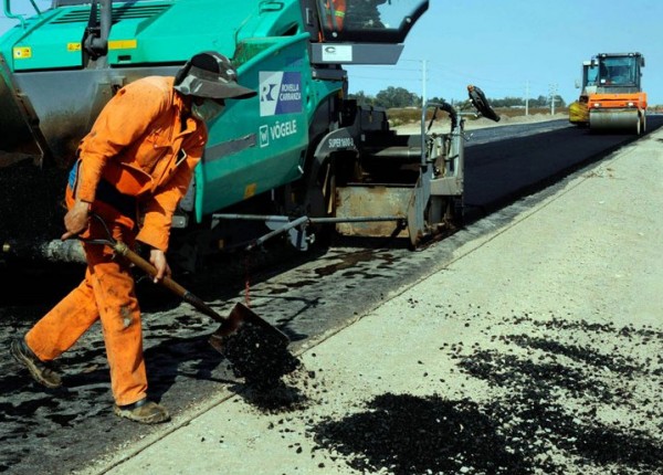 Operario asfaltando una ruta