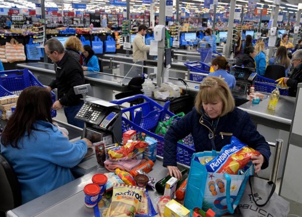 Mujer en caja de supermercado