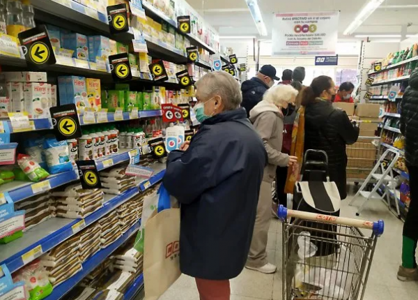 Adulto mayor haciendo compras en el supermercado