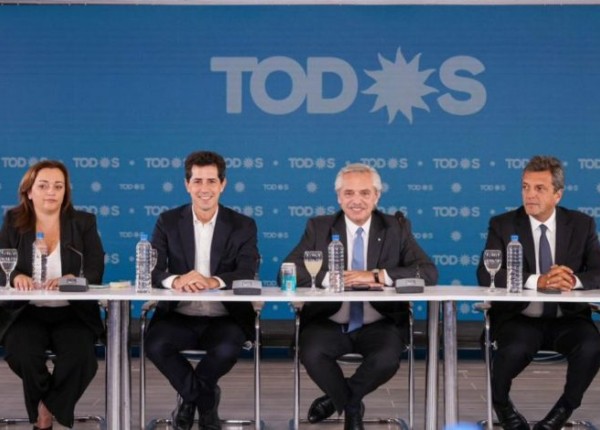 Cecilia Moreau, Wado de Pedro, Alberto Fernandez y Sergio Massa en reunión del Frente de Todos en la sede del PJ