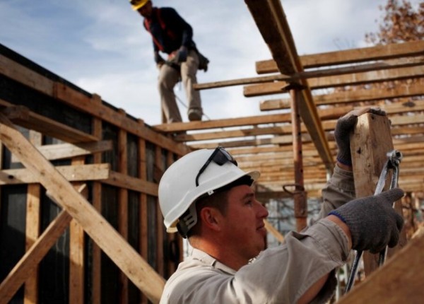 Obrero de la construccion trabajando