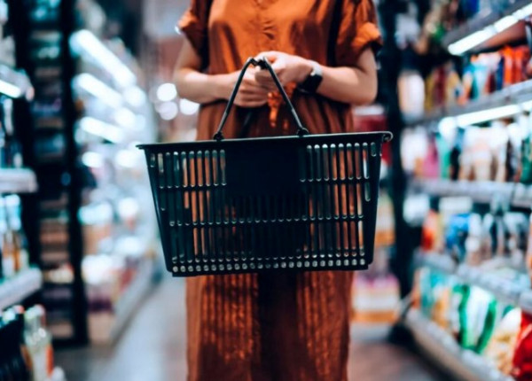 Mujer haciendo compras en supermercado