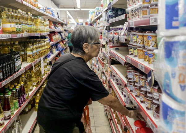 Mujer en supermercado