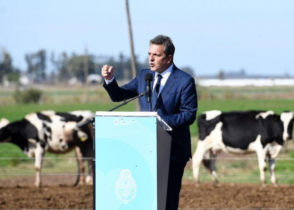 Sergio Massa en atril en el campo