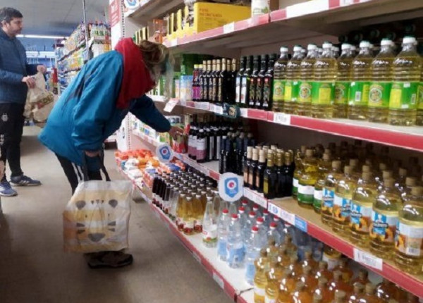 Mujer comprando en supermercado