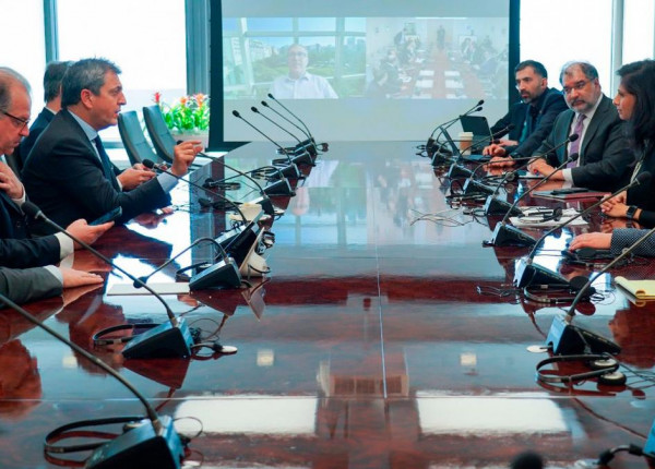 Massa y equipo en reunión con funcionarios del FMI
