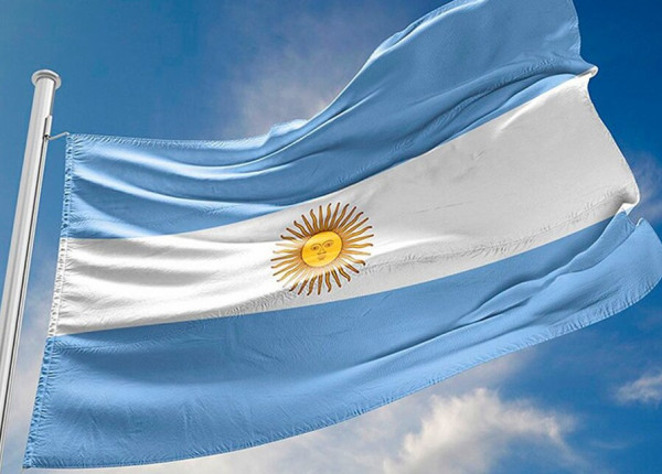 Bandera Argentina flameando