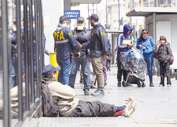 Operativo de policías en Microcentro porteño