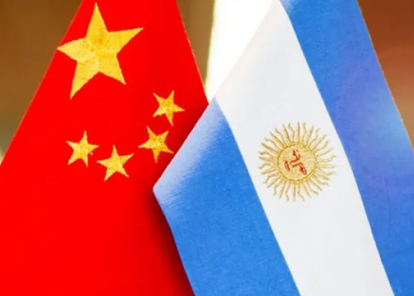 Banderas de China y de Argentina