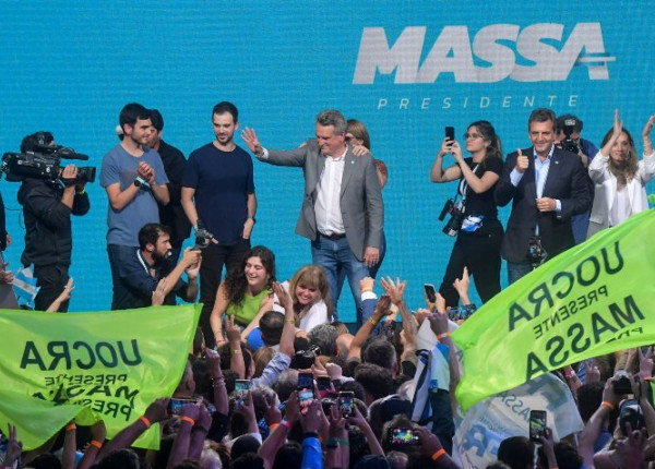 Sergio Massa y Agustín Rossi festejando sobre el escenario