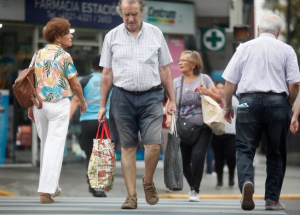 Jubilados caminando